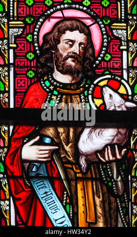 Vitraux dans l'église de Notre-Dame du Sablon à Bruxelles, Belgique, représentant Saint Jean Baptiste Banque D'Images