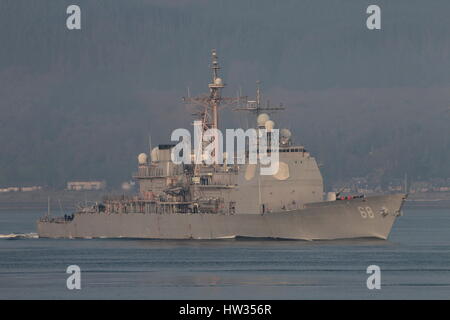 USS Anzio (CG-68), un croiseur de la classe Ticonderoga de la marine des États-Unis, à son arrivée pour l'exercice Joint Warrior 15-1. Banque D'Images