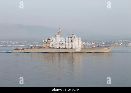 USS Anzio (CG-68), un croiseur de la classe Ticonderoga de la marine des États-Unis, à son arrivée pour l'exercice Joint Warrior 15-1. Banque D'Images