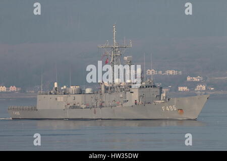 Gokova TCG (F-496), un Gabya-classe (classe Oliver Hazard Perry) de la frégate de la marine turque, à son arrivée pour l'exercice Joint Warrior 15-1. Banque D'Images