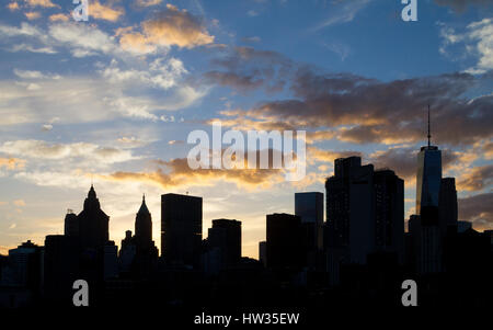 Le centre-ville gratte-ciel silhouettes au coucher du soleil à Manhattan, New York City Banque D'Images