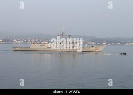 Gokova TCG (F-496), un Gabya-classe (classe Oliver Hazard Perry) de la frégate de la marine turque, à son arrivée pour l'exercice Joint Warrior 15-1. Banque D'Images