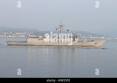 Gokova TCG (F-496), un Gabya-classe (classe Oliver Hazard Perry) de la frégate de la marine turque, à son arrivée pour l'exercice Joint Warrior 15-1. Banque D'Images