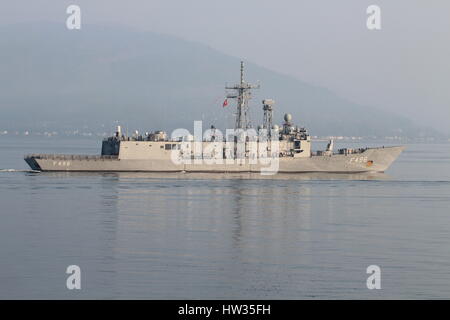 Gokova TCG (F-496), un Gabya-classe (classe Oliver Hazard Perry) de la frégate de la marine turque, à son arrivée pour l'exercice Joint Warrior 15-1. Banque D'Images