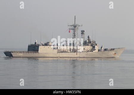 Gokova TCG (F-496), un Gabya-classe (classe Oliver Hazard Perry) de la frégate de la marine turque, à son arrivée pour l'exercice Joint Warrior 15-1. Banque D'Images