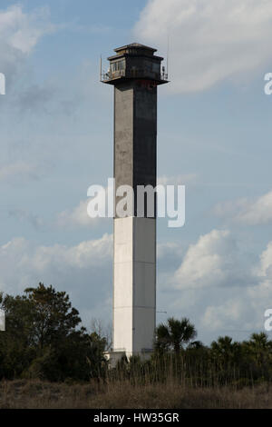 Sullivan's Island Lighthouse, Charleston, Caroline du Sud, USA avec des nuages et Ciel Bleu Banque D'Images