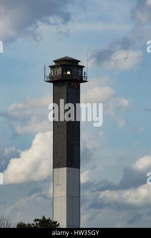 Sullivan's Island Lighthouse, Charleston, Caroline du Sud, USA avec des nuages et ciel bleu, la lumière sur Banque D'Images
