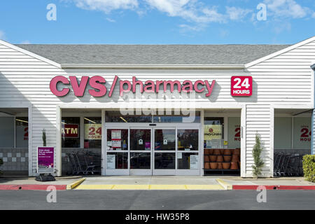 Réception ouverte CVS Pharmacy store front au le marché, Davis, Californie, USA, sur un ciel sans nuages jour Banque D'Images