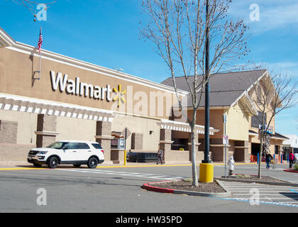 Wallmart store front Dixon, Californie, USA, sur un ciel sans nuages, de jour et de marcher sur custommers Banque D'Images