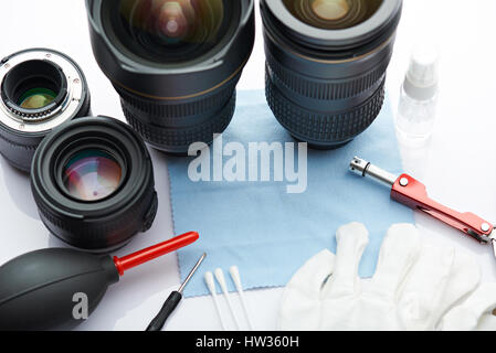 Service de nettoyage professionnel de lentille vue du haut. Outils pour enlever la poussière de l'équipement de photographie Banque D'Images
