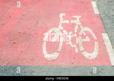 Location symbole en blanc sur un asphalte rose. Location de bicyclette - chemin est un bon signe pour la sécurité des cyclistes. Banque D'Images