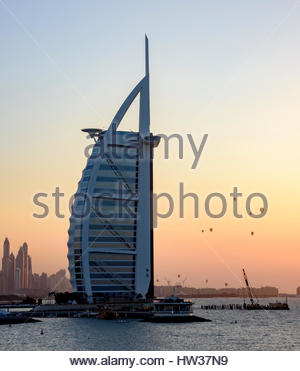 Ville De Dubaï à Lheure Du Coucher Du Soleil Aux émirats