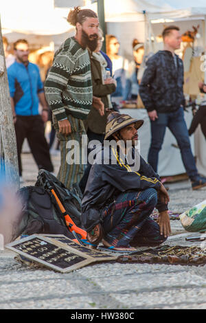 Granada, Espagne - 12 mars 2017 : Les Tsiganes à la place St Nicolas à Grenade vente d'art pour tourist Banque D'Images