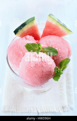 Sorbet de pastèque à la menthe décorées et des tranches Banque D'Images