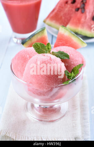 Sorbet de pastèque à la menthe et décorées en tranches bol en verre, fruits dessert froid Banque D'Images