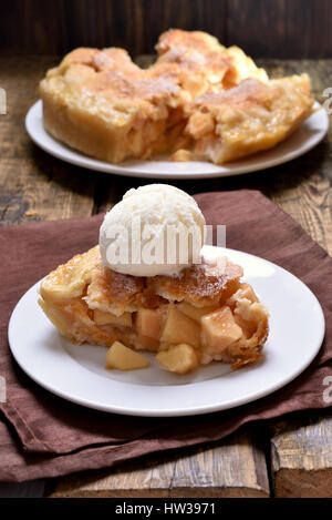 Dessert, morceau de tarte aux pommes servie avec de la crème glacée Banque D'Images