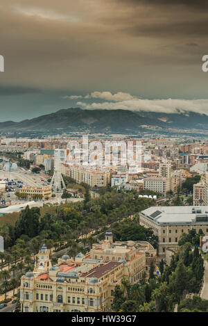 Les nuages au-dessus de matériel roulant,Malaga Espagne elevated view Banque D'Images