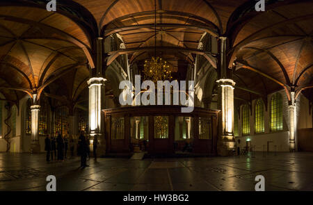 Vue panoramique nocturne de l'intérieur de la cité médiévale Oude Kerk à Amsterdam, Pays-Bas, Europe. Banque D'Images