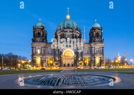 Vue sur la cathédrale de Berlin (Berliner Dom) la nuit à Mitte Berlin, Allemagne. Banque D'Images