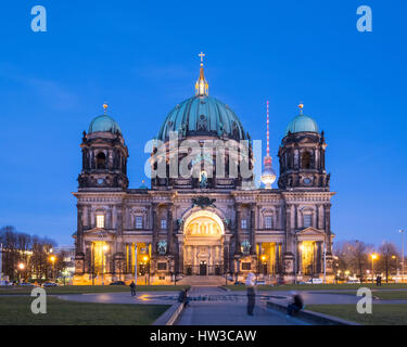 Vue sur la cathédrale de Berlin (Berliner Dom) la nuit à Mitte Berlin, Allemagne. Banque D'Images