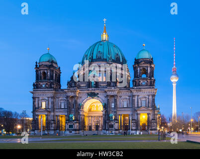 Vue sur la cathédrale de Berlin (Berliner Dom) la nuit à Mitte Berlin, Allemagne. Banque D'Images