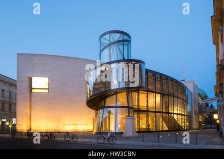 Voir la soirée d'extension moderne à l'histoire de l'Allemagne Musée (Deutsches Historisches Museum) par IM Pei à Mitte Berlin Allemagne Banque D'Images