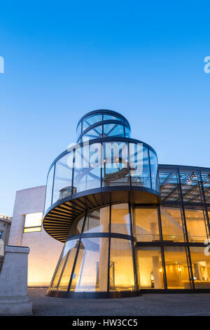 Voir la soirée d'extension moderne à l'histoire de l'Allemagne Musée (Deutsches Historisches Museum) par IM Pei à Mitte Berlin Allemagne Banque D'Images