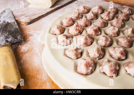 Le processus étape par étape de faire des boulettes faites maison, raviolis ou avec des pelmeni la viande hachée à l'aide de remplissage du moule Ravioli Ravioli ou bouilloire. Banque D'Images