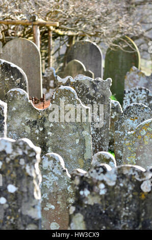 Boughton Monchelsea Village, Maidstone, Kent, Angleterre. St Peter's Churchyard. Les pierres tombales Banque D'Images