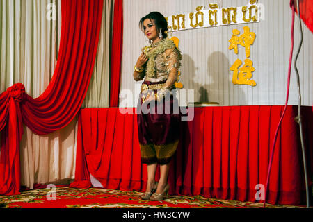 Une femme qui pose pour un portrait est un iwearing rbefore robe de mariage traditionnel Khmer sa cérémonie de mariage Chork, village au Cambodge. Banque D'Images