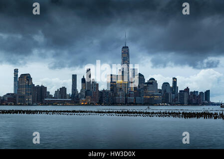 New York City Financial District skyline tôt le matin de l'autre côté de la rivière Hudson. Menaces sur le bas des gratte-ciel de Manhattan Banque D'Images