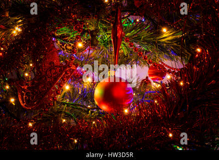 Christmas Tree avec des charges de couleur rouge pour la plupart de la décoration Banque D'Images