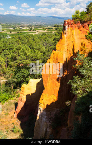 Falaises d'Ocre dans le village perché de Russillion au-dessus de Apt dans le Luberon, Provence, France. Il est célèbre pour l'ocre qui pendant des siècles a été Banque D'Images