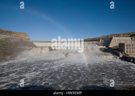 Un arc-en-ciel au-dessus des voûtes de ruissellement du printemps aux Chutes du Missouri, Ryan's Dam, près de la ville de Great Falls. Banque D'Images