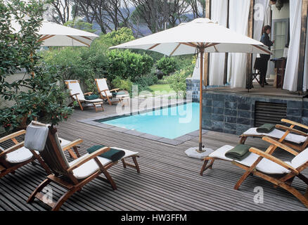 Des chaises longues sur la terrasse de la piscine. Banque D'Images