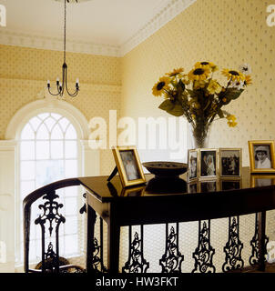 Vase de tournesols sur le côté table. Banque D'Images