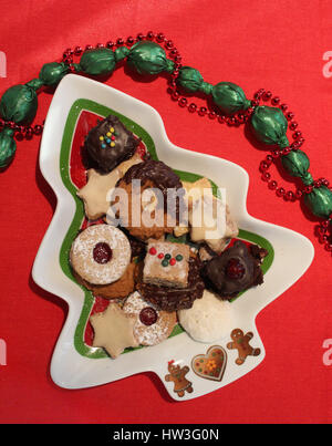 Des biscuits de Noël dans une plaque en céramique Banque D'Images