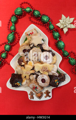 Cookies de noël 0n un arbre-plaque en forme ; auf einem Weihnachtsteller Weihnachtsgebäck Banque D'Images