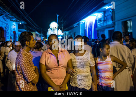 Leon, Nicaragua - 15 Avril 2014 : les gens dans une procession dans la nuit dans les rues de la ville de Leon au Nicaragua pendant la célébration des fêtes de Pâques Banque D'Images