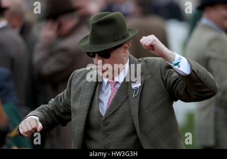 Riche propriétaire de chevaux Ricci célèbre Jockey Ruby Walsh comté après Let's Dance remporte le Trull House Stud Mares' Novices' Hurdle pendant St Patrick's jeudi de la Cheltenham Festival 2017 à l'Hippodrome de Cheltenham. Banque D'Images