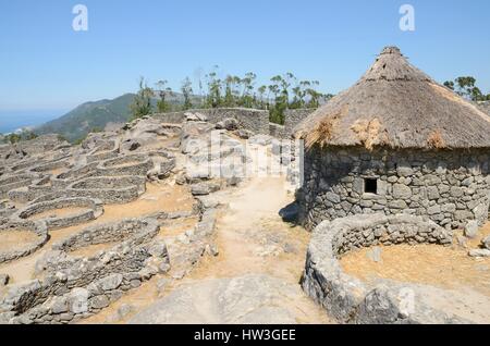 Reconstruit en maison préhistorique les restes d'un peuplement celtique à Santa Tecla Mont en Galice, Espagne. Banque D'Images