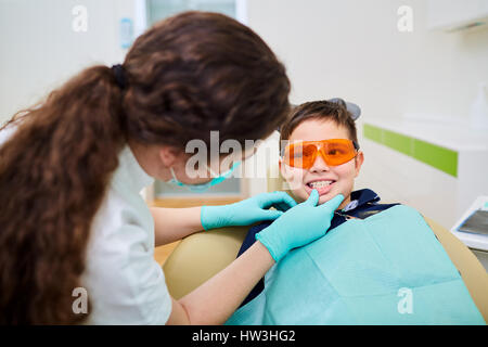 Un enfant kid à un dentiste en cabinet dentaire accueil Banque D'Images