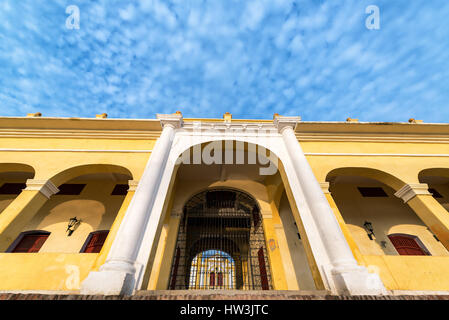 Vue grand angle du marché en Colombie Mompox, avec un ciel bleu Banque D'Images