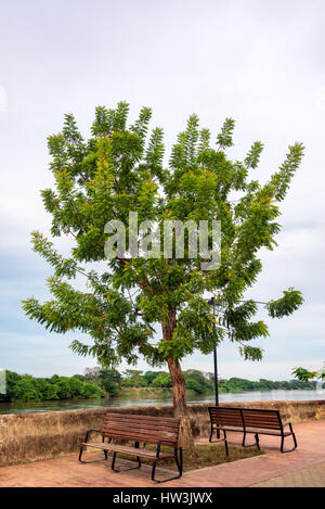 Des bancs de parc au bord de l'eau à Mompox, Colombie Banque D'Images