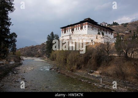 Le Bhoutan, Paro, Rinpung Dzong. Paro Paro Chhu (rivière) vue de la 15e siècle monastère bouddhiste et forteresse. Ta Dzong historique (Tour de guet) dans le di Banque D'Images