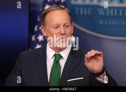 L'ajout de détails EMPLACEMENT RETRANSMIS Secrétaire de presse de la Maison Blanche Sean Spicer parlant dans la salle de presse à la Maison Blanche à Washington, États-Unis. Banque D'Images