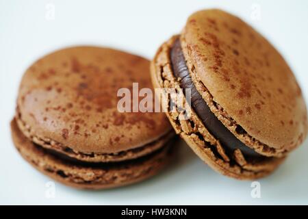 Les cookies au chocolat macaron rond sur une assiette blanche Banque D'Images