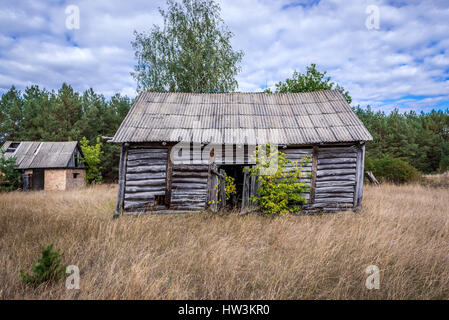 Ancienne grange en bois dans Mashevo village abandonné de la centrale nucléaire de Tchernobyl d'aliénation de la zone la zone autour de la catastrophe du réacteur nucléaire en Ukraine Banque D'Images