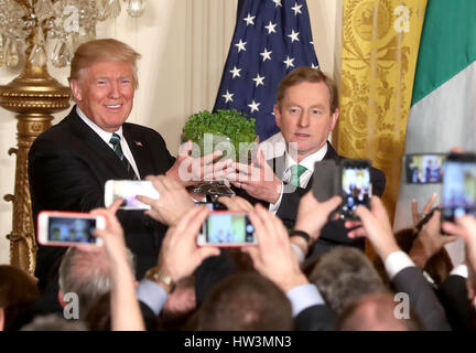 LE président AMÉRICAIN Donald Trump (à gauche) et l'irlandais Taoiseach Enda Kenny tiennent un bol de Shamrock pendant la réception de la Saint Patrick et la cérémonie de présentation de Shamrock, à la Maison Blanche à Washington DC, aux États-Unis. Banque D'Images