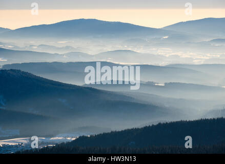 Brouillard dans la vallée, vue depuis le grand Arber dans la neige, réserve naturelle de forêt de Bavière, Thuringe, Bavière, Allemagne Banque D'Images